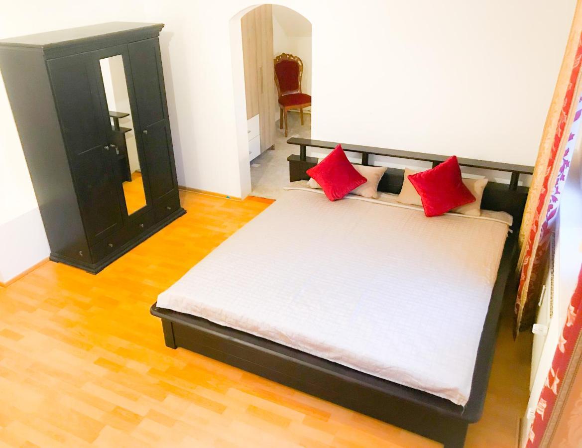 Casa20200 2 Apartments bis 150qm für Business, Familien, Gruppen, Handwerker Nahe BERLIN !! 150 qm Apartment for BUSINESS , FAMILIES near BERLIN!! Falkensee Exterior foto