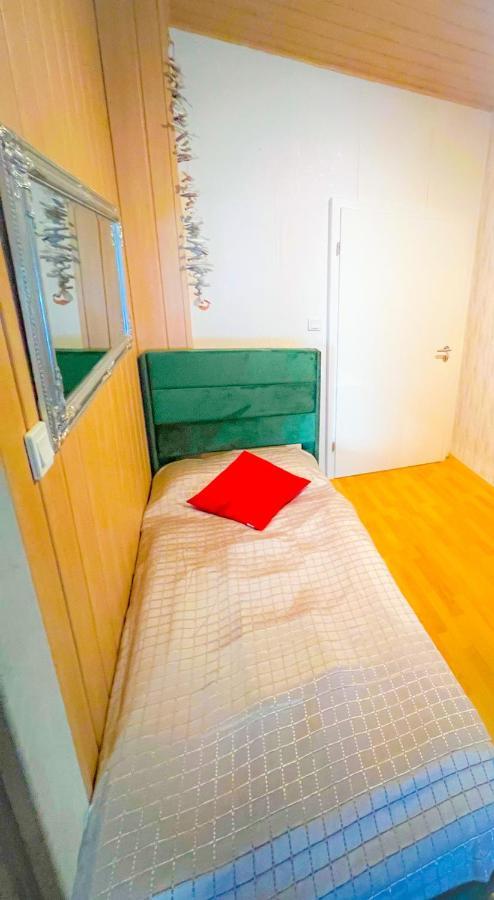 Casa20200 2 Apartments bis 150qm für Business, Familien, Gruppen, Handwerker Nahe BERLIN !! 150 qm Apartment for BUSINESS , FAMILIES near BERLIN!! Falkensee Exterior foto